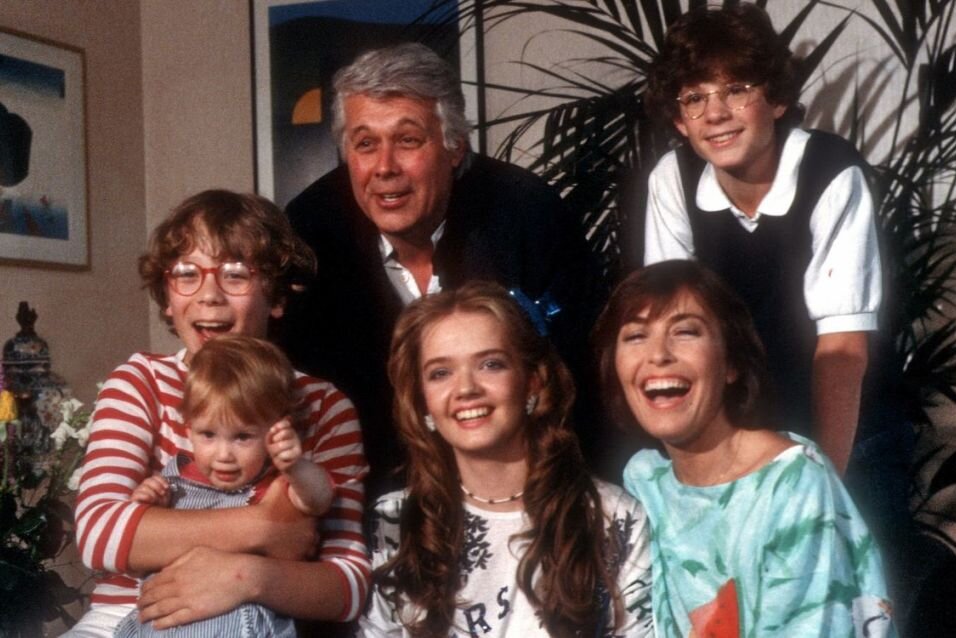 Sie waren eine der beliebtesten TV-Familien der 80-er: (von links) Tarek Helmy, Frauke Tholen, Peter Weck, Julia Biedermann, Thekla Carola Wied und Timmo Niesner spielten in "Ich heirate eine Familie".
