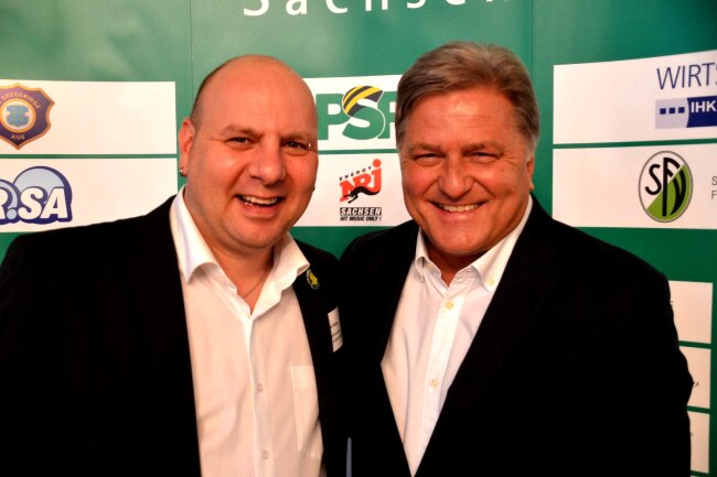 André Rabe (links) vom Vogtländischen Fußballverband traf beim IHK-Geschäftführertag den Gastreferenten Markus Hörwick (rechts), der 35 Jahre lang als Mediendirektor des FC Bayern München gearbeitet hat.