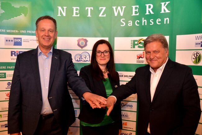 Im Bild von links: Guido Hunke ist der Gründer des Netzwerkes Sachsen. Sina Krieger freute sich als Stellvertretende IHK-Geschäftsführerin über den Besuch von Gastreferenten Markus Hörwick, der 35 Jahre lang als Mediendirektor des FC Bayern München gearbeitet hat.