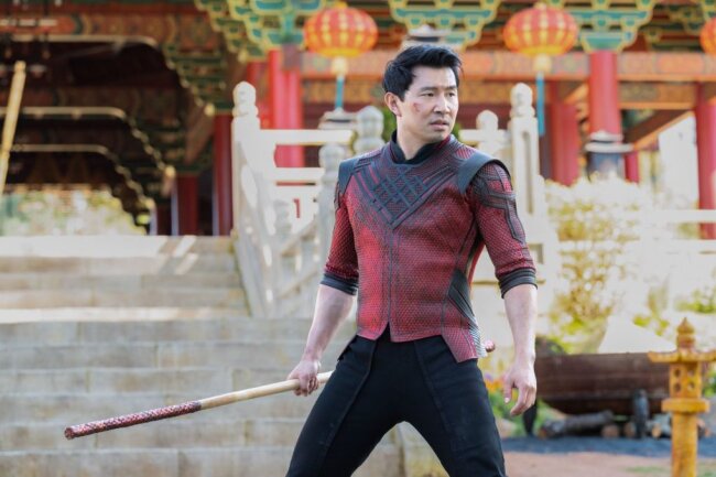 Szene aus "Shang-Chi and the Legend of the Ten Rings": Shang-Chi (Simu Liu) muss nach vielen Jahren, die er unauffällig gelebt hat, seine Kampfkünste erst wieder erlernen.
