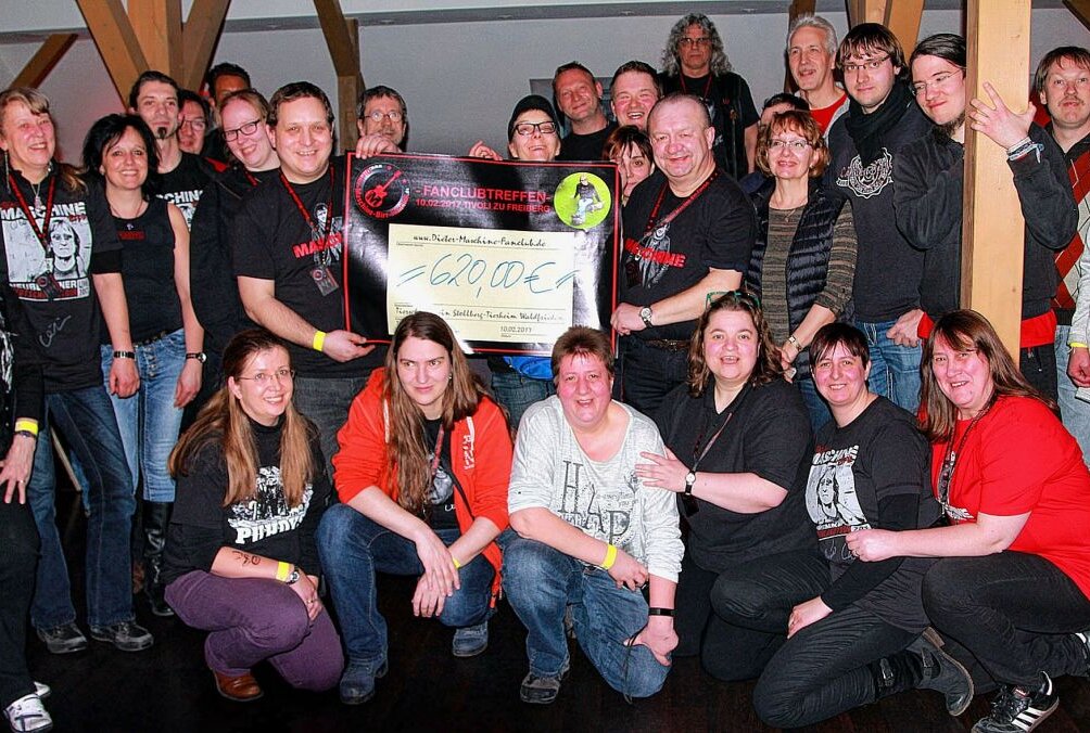 "Maschine" und sein offizieller Fanclub sind eine Erfolgsgeschichte - Der Maschine-Fanclub übergibt einen Spendenscheck. Foto: Maik Bohn