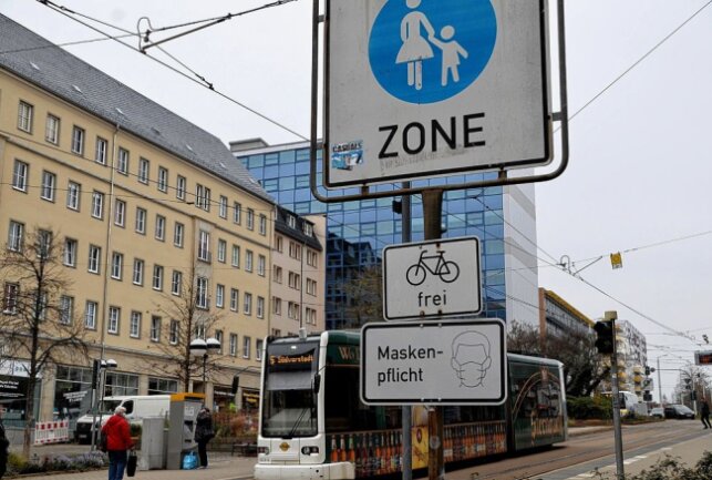 "Maskenpflicht"-Schilder in Innenstadt werden entfernt. Foto: Karsten Repert