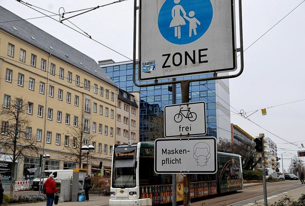 "Maskenpflicht"-Schilder in Plauen werden entfernt - "Maskenpflicht"-Schilder in Innenstadt werden entfernt. Foto: Karsten Repert