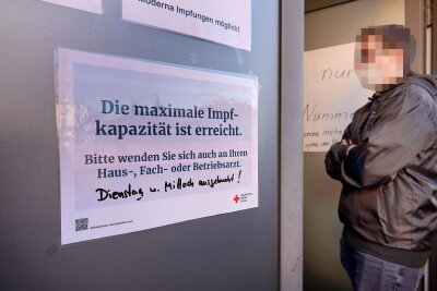Massenandrang am Impfstützpunkt des DRK in Chemnitz - Das DRK  Sachsen in Chemnitz hatte am Dienstag keine freien Kapazitäten mehr.