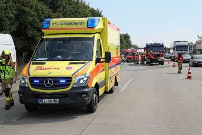 Massencrash auf der A4 bei Nossen - Schwerer Unfall auf der A4 bei Nossen. Eine Person wurde verletzt. Foto: Roland Halkasch