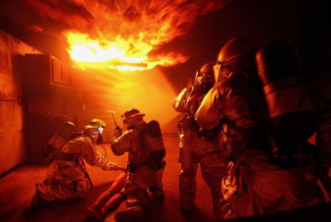 Ein Mehrfamilienhaus geriet in Brand. Die Feuerwehr schritt ein und rettete die Bewohner. Symbolfoto: pixabay