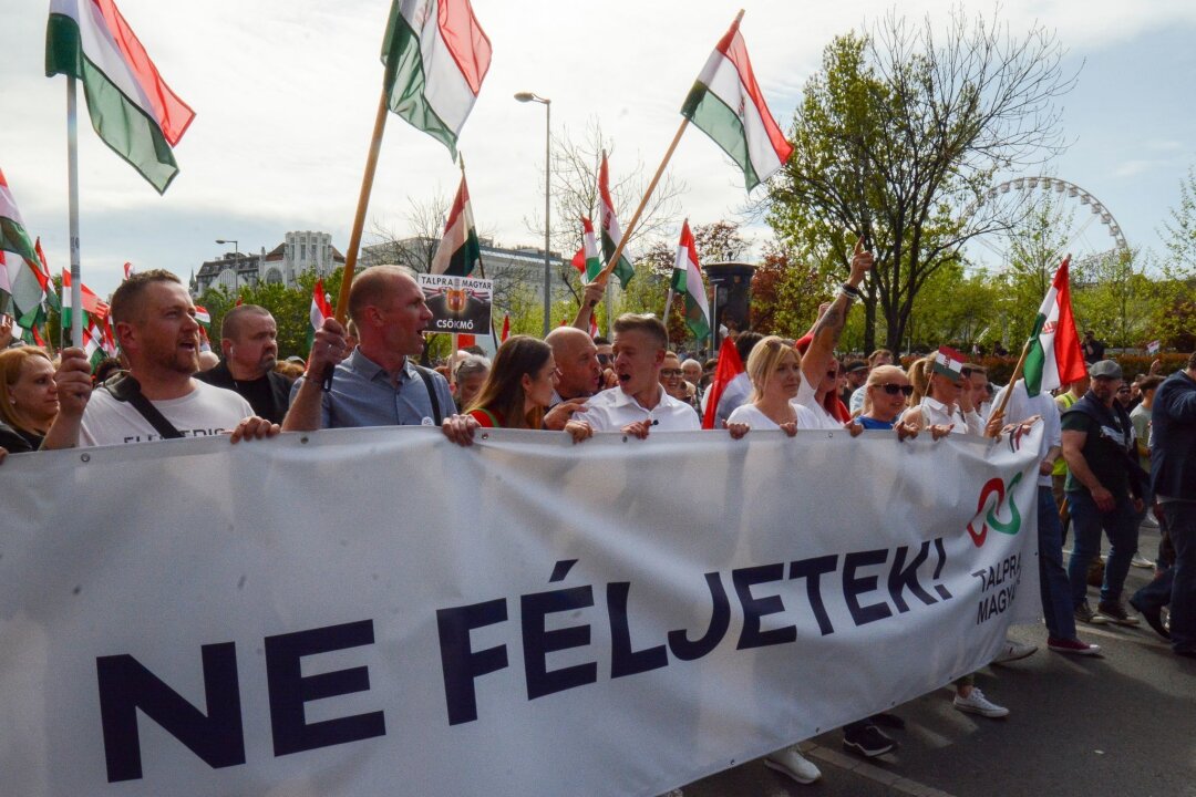 Massenprotest in Budapest gegen Orban - Der ehemalige Insider der ungarischen Regierungspartei Fidesz, Peter Magyar (M.), führt in Budapest eine Demonstration gegen den ungarischen Ministerpräsident Viktor Orban an.
