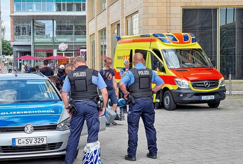Am Samstag kam es gegen 16.30 Uhr in Chemnitz am Roten Turm zu einer körperlichen Auseinandersetzung zwischen mehreren Personen. Foto: Harry Härtel