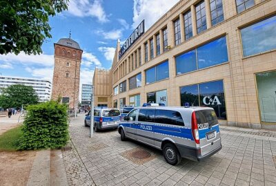 Massenschlägerei am Roten Turm - Am Samstag kam es gegen 16.30 Uhr in Chemnitz am Roten Turm zu einer körperlichen Auseinandersetzung zwischen mehreren Personen. Foto: Harry Härtel