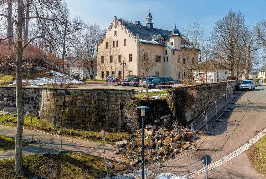 Mauerfall durch starke Schäden an Falkensteiner Schlossmauer - Die historische Schlossmauer ist in einem besorgniserregenden Zustand. Foto: David Rötzschke