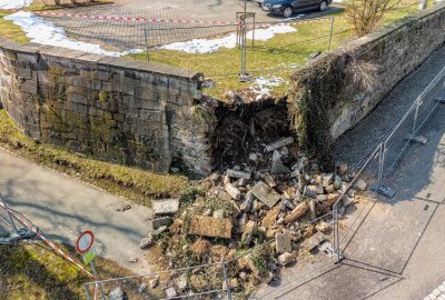 Mauerfall durch starke Schäden an Falkensteiner Schlossmauer - Die historische Schlossmauer ist in einem besorgniserregenden Zustand. Foto: David Rötzschke