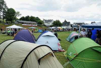 Mauersberger Freiluftturnier weckt Begeisterung am Netz - Der Sportplatz wurde teilweise auch zu einem Campingplatz, weil viele Teilnehmer vor Ort in Zelten übernachteten. Foto: Andreas Bauer