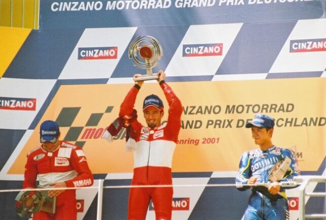 Max Biaggi wird heute ein halbes Jahrhundert alt - Max Biaggi (Mitte) nach seinem ersten Sieg auf dem Sachsenring 2001. Foto: Thorsten Horn