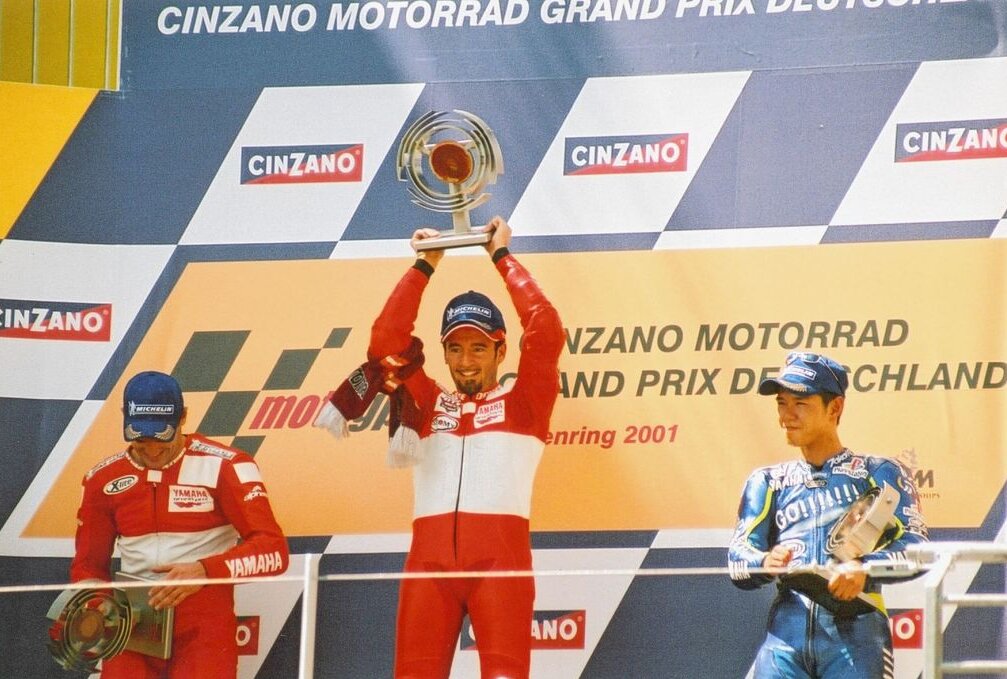 Max Biaggi (Mitte) nach seinem ersten Sieg auf dem Sachsenring 2001. Foto: Thorsten Horn
