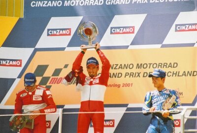 Max Biaggi wird heute ein halbes Jahrhundert alt - Max Biaggi (Mitte) nach seinem ersten Sieg auf dem Sachsenring 2001. Foto: Thorsten Horn