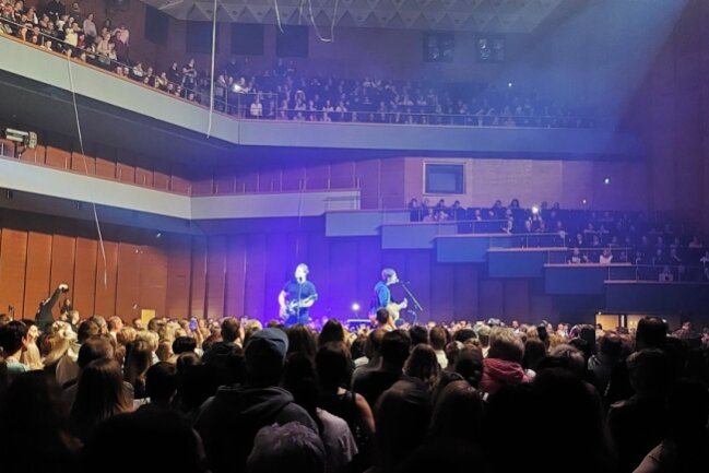 Max Giesinger singt über "Chemnitz City" - Max Giesinger war am Mittwoch in der Stadthalle Chemnitz zu Gast mit seiner  "Irgendwann ist jetzt"-Tour.
