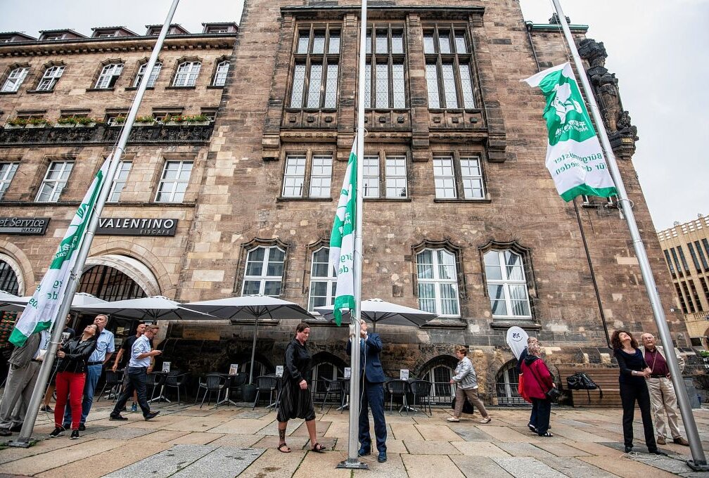 "Mayors for Peace": Chemnitz zeigt Flagge gegen Atomwaffen - Impression von der Aktion am Rathaus. Foto: Ralph Kunz