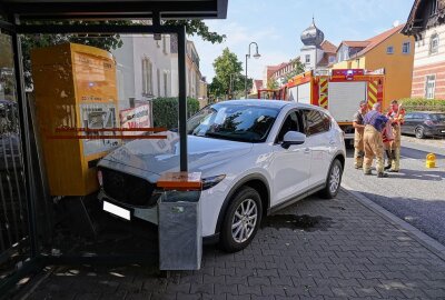 Mazda gerät in Dresden ins Schleudern und crasht gegen Haltestelle - Ein Mazda crasht gegen eine Haltestelle. Foto: Roland Halkasch