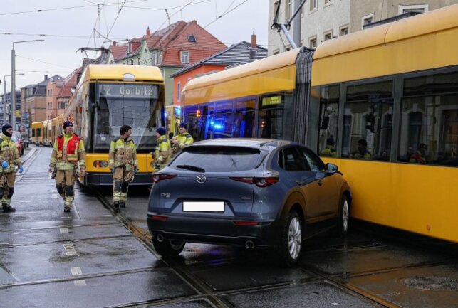 Mazda kollidiert mit Dresdner Straßenbahn - Heute Morgen ereignete sich ein Verkehrsunfall mit einer Dresdner Straßenbahn. Foto: Roland Halkasch