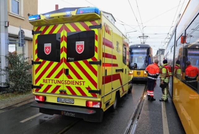 Mazda kollidiert mit Dresdner Straßenbahn - Heute Morgen ereignete sich ein Verkehrsunfall mit einer Dresdner Straßenbahn. Foto: Roland Halkasch