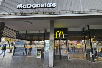 Die McDonalds Filiale an der Zentralhaltestelle bleibt ab Montag geschlossen. Foto: Harry Härtel