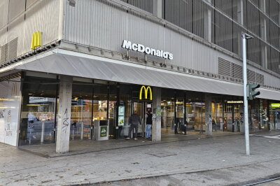 Die McDonalds Filiale an der Zentralhaltestelle bleibt ab Montag geschlossen. Foto: Harry Härtel