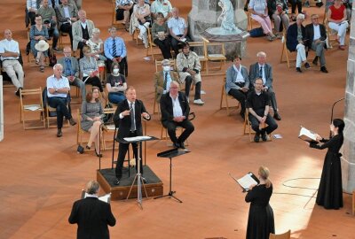 MDR-Musiksommer in St. Wolfgang - Dirigent Philipp Ahmann (Mitte) hat das Konzert in St. Wolfgang geleitet. Foto: Ramona Schwabe