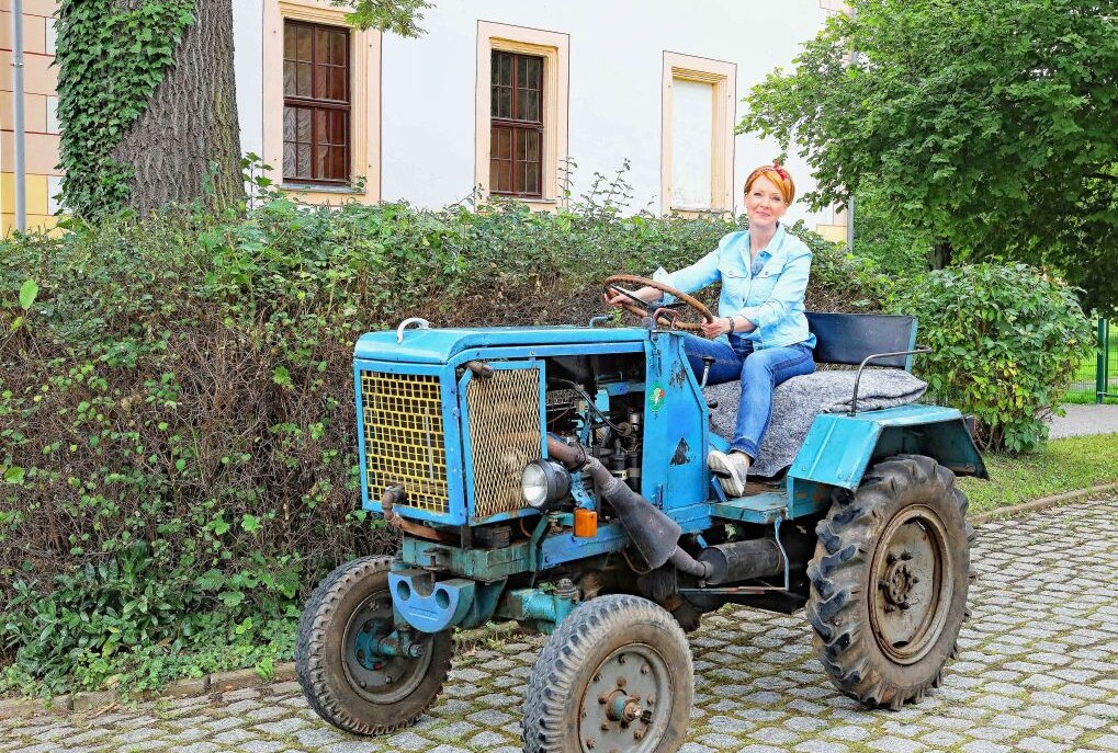 Als die Fahrt in den Schlosshof auf dem Plan stand, hatte Moderatorin Beate Werner den Dreh mit dem Eigenbautraktor aus der Sammlung des Deutschen Landwirtschaftsmuseum heraus. Foto: Thomas Michel