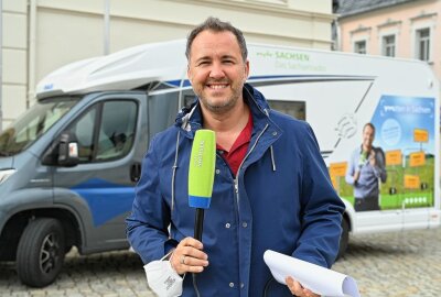 MDR Sachsen hört zu in Schneeberg - Silvio Zschage ist mit seinem Mobil in der Region unterwegs - auch Schneeberg ist eine Station gewesen. Foto: Ralf Wendland