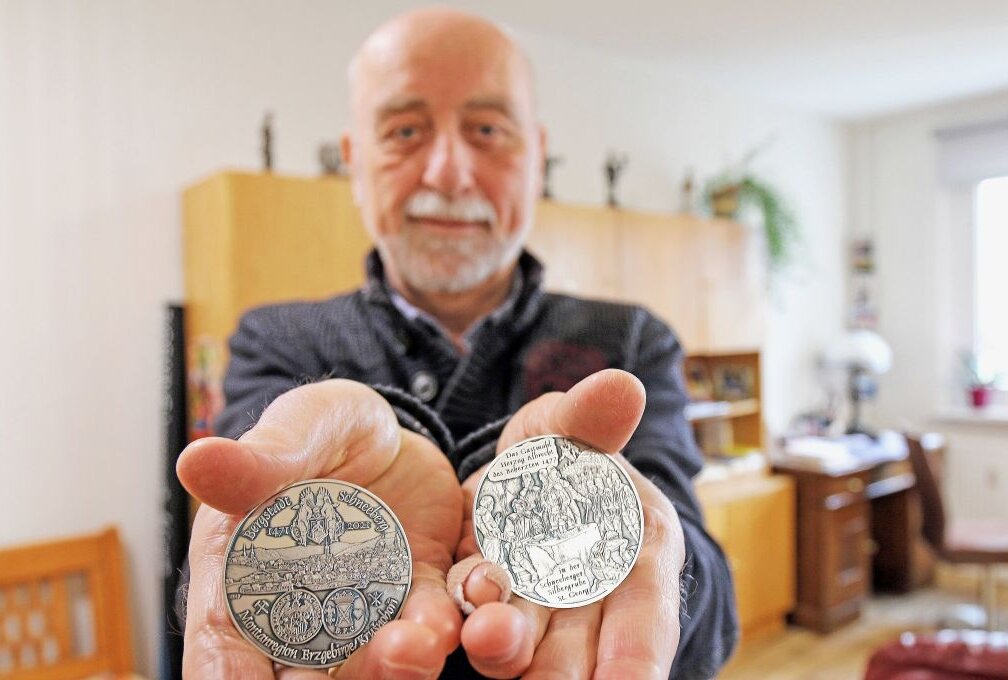 Medaille aus Freiberg würdigt die Bergstadt Schneeberg - Helmut Herholz mit zwei Exemplkaren der neuen Medaillen der Freiberger Münzfreunde. Foto: Wieland Josch