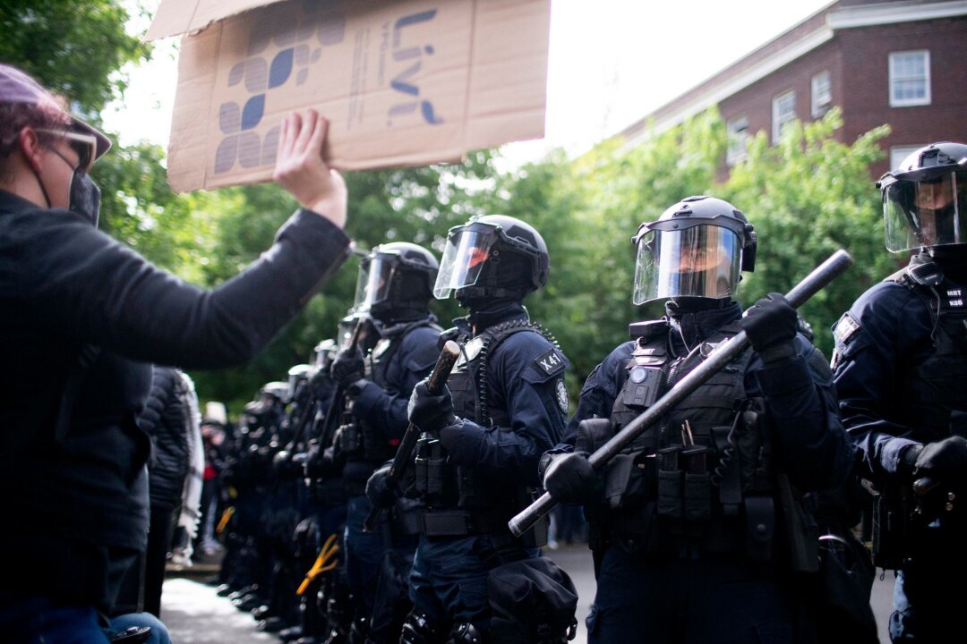 Medien: Mehr als 2000 Festnahmen bei Protesten an US-Unis - Die Polizei des Bundesstaates Oregon bildet eine Linie hinter der Millar Library der Portland State University, wo mehrere propalästinensische Demonstranten, die das Gebäude besetzt hatten, verhaftet wurden.