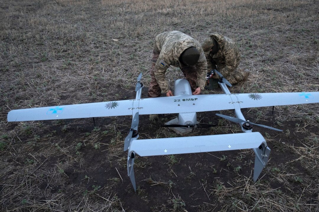 Medien: Ukraine zerstört sechs russische Kampfflugzeuge - Zwei ukrainische Soldaten der 22. mechanisierten Brigade bereitet den Start einer Mittelstrecken-Drohne vor (Archivbild).