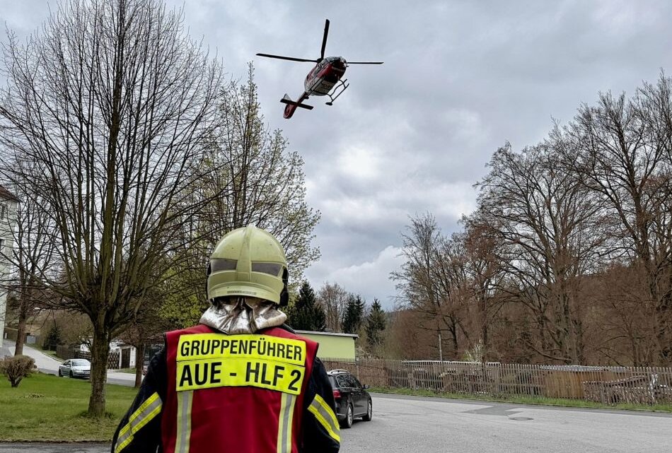 Medizinischer Notfall in Aue: Rettungshubschrauber aus Dresden angefordert - Medizinischer Notfall mit Feuerwehr- und Rettungshubschraubereinsatz in Aue. Foto: Daniel Unger