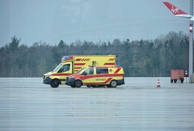 Medizinischer Notfall: Notlandung in Dresden - Notlandung in Dresden: 23-Jähriger erleidet einen medizinischen Notfall. Foto: Roland Halkasch