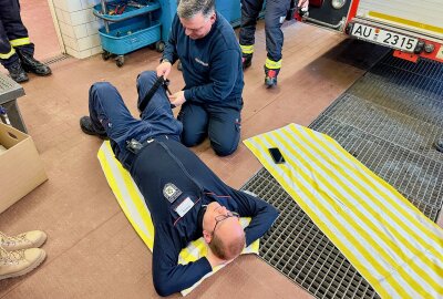 Medizinisches Personal der Feuerwehr bildet sich für den Ernstfall weiter - Ein Tourniquet wird angelegt. Foto: Daniel Unger