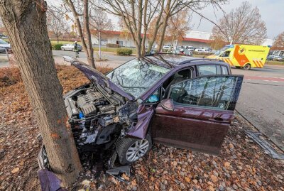 Meerane: PKW verunfallt zwischen zwei Bäumen - Verkehrsunfall in Meerane: PKW ungebremmst zwischen zwei Bäumen eingeschlagen.Foto: Andreas Kretschel