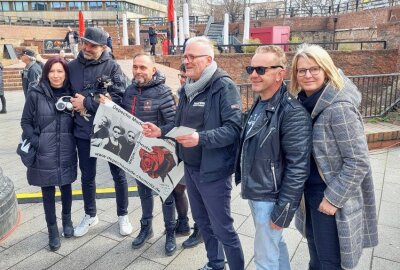 Mega-Ansturm auf Depeche Mode Bus in Leipzig - Die Plattenfirma von Depeche Mode tourt derzeit durch Deutschland. Foto: Christian Grube