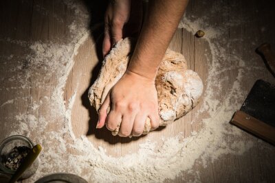 Mehl, Wasser, Salz und Muße: So backen Sie leckeres Brot - Wer ein Brot mit einer feinporigen Krume möchte, muss den Teig lange kneten.