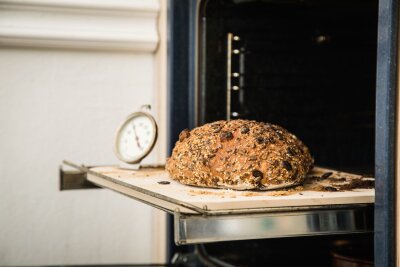 Mehl, Wasser, Salz und Muße: So backen Sie leckeres Brot - Ein Brot sollte bei mindestens 250 Grad in den vorgeheitzen Ofen geschoben werden.