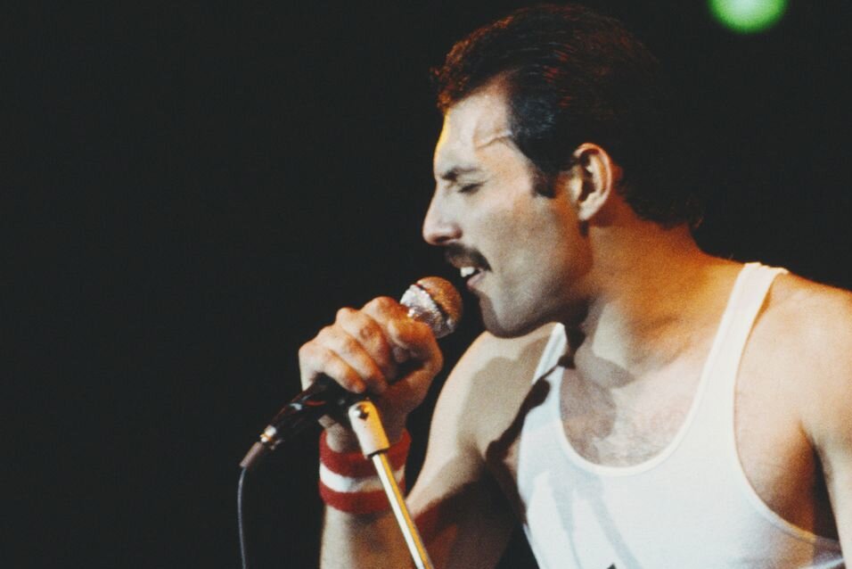 Mehr als 1.400 Gegenstände: Nachlass von Freddie Mercury wird versteigert - Freddie Mercury starb 1991 im Alter von 45 Jahren. Mehr als 30 Jahre nach seinem Tod wird nun sein Hab und Gut in London versteigert - und das für teilweise immens hohe Summen.