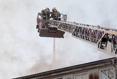 Mehr als 100 Einsatzkräfte: Dachstuhl brennt in Dresden - Gestern musste die Feuerwehr in Dresden bei hohen Temperaturen einen Dachstuhlbrand bändigen. Foto: Roland Halkasch
