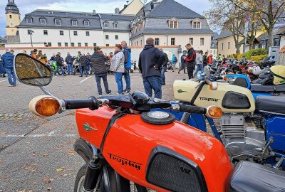 Mehr als 500 Biker lassen Saison auf Schloss Wildeck ausklingen - Natürlich waren dabei viele MZ-Fahrer gekommen. Foto: Andreas Bauer