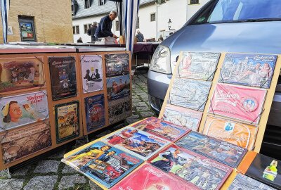Mehr als 500 Biker lassen Saison auf Schloss Wildeck ausklingen - Auf dem Teilemarkt gab es auch Schilder. Foto: Andreas Bauer