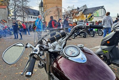 Mehr als 500 Biker lassen Saison auf Schloss Wildeck ausklingen - Dank milder Temperaturen spielte das Wetter bestens mit. Foto: Andreas Bauer