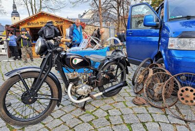 Mehr als 500 Biker lassen Saison auf Schloss Wildeck ausklingen - Neben vielen modernen Motorrädern waren auch historische Maschinen zu bestaunen. Foto: Andreas Bauer