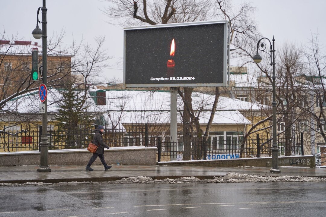 Mehr als 60 Tote bei Anschlag in Moskau - Suche nach Tätern - Eine Anzeigetaffel zeigt auf der Straße eine Kerze zum Gedenken der Opfer. Bei dem mutmaßlichen Terroranschlag auf eine Veranstaltungshalle am Stadtrand von Moskau sind mehr als 60 Menschen getötet worden.