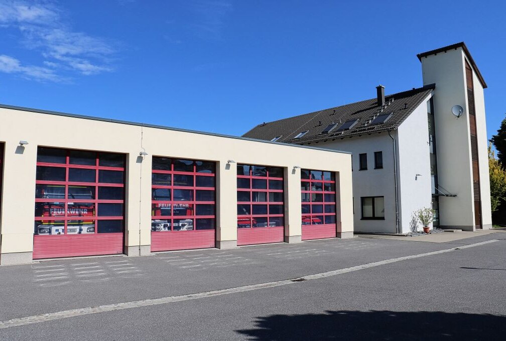 Mehr als 70 Feuerwehrleute rücken zu Brand in Niederwiesa aus - Es dauerte rund zwei Stunden, bis die Feuerwehr Niederwiesa wieder in ihren Gerätehaus eingerückt war. Foto: Knut Berger