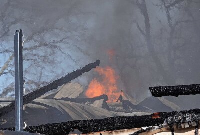 Mehr als 80 Feuerwehrleute bei Großbrand im Einsatz - In Beerwalde kam es zu einem Großbrand. Foto: Roland Halkasch