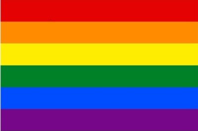 Die Regenbogenfahne gilt als Zeichen der Verbundenheit und Solidarität mit der LGBTQ+ Szene. Sinnbildlich stehen die Farben für: Sexualität, Leben, Heilung, Sonne, Natur, Kunst, Harmonie und Geist.
