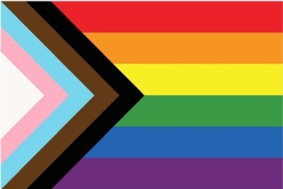 Die Progress-Pride-Flagge: Sie symbolisiert, dass noch viele Fortschritte vor uns liegen. viele Fortschritte vor uns liegen. Durch die Farben soll ein besonderes Augenmerk auf trans Menschen und Schwarze und andere Personen of Color gelegt werden. 
